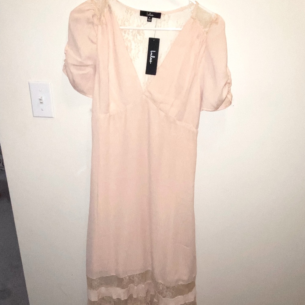 Medium wedding guest dress never worn from LuLus with tags in it